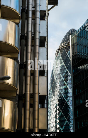 I moderni edifici in vetro del Swiss Re Gherkin sulla luglio 28, 2007 a Londra, Inghilterra Foto Stock