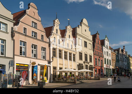 Ripristinate le facciate del centro storico, città anseatica di Wismar, Meclenburgo-Pomerania Occidentale, Germania Foto Stock