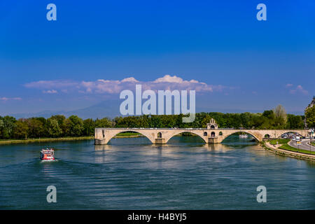 Francia, Provenza, Vaucluse, Avignone, Rhône shore, Pont Saint-Bénézet, Rocher des Doms contro il Mont Ventoux Foto Stock
