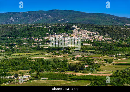 Francia, Provenza, Vaucluse, Bonnieux, vista del paese contro Luberon, vista da Lacoste Foto Stock