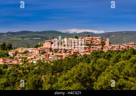 Francia, Provenza, Vaucluse, Roussillon, vista del villaggio contro il Mont Ventoux Foto Stock