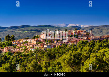 Francia, Provenza, Vaucluse, Roussillon, vista del villaggio contro il Mont Ventoux Foto Stock