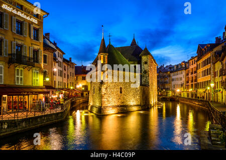 Francia, Rhône-Alpes, Haute-Savoie, Annecy, fiume Thiou, la città vecchia e il Palais de l'Isle Foto Stock
