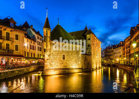 Francia, Rhône-Alpes, Haute-Savoie, Annecy, fiume Thiou, la città vecchia e il Palais de l'Isle Foto Stock