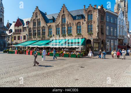 BRUGES, Belgio - Aprile 6, 2008: i turisti a piedi sul Grote Markt circondata da antiche case Foto Stock