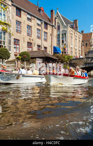 BRUGES, Belgio - Aprile 6, 2008: due della barca per gite sul canal Dijver Foto Stock