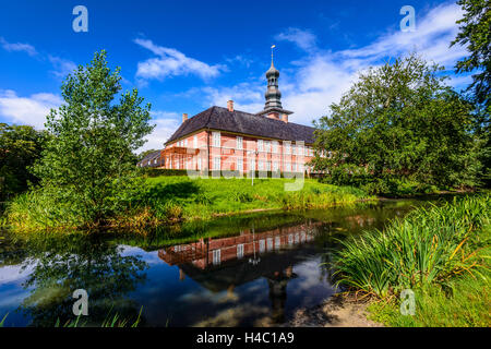 Germania, Schleswig-Holstein, Frisia settentrionale, 'Husumer Bucht" (bay), Husum, castello di fronte a Husum, castello con fossato del castello e il parafango Foto Stock