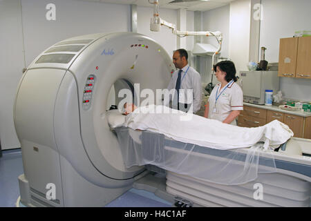 Un paziente (poste dal personale ospedaliero) è preparato per essere esaminato in uno scanner MRI in un nuovo West London hospital Foto Stock