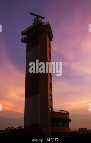 Madras Light House è un faro affacciato sulla Baia del Bengala sulla costa est del subcontinente indiano. Si tratta di un famoso lan Foto Stock