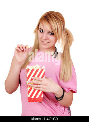 Bella ragazza adolescente mangiare popcorn Foto Stock