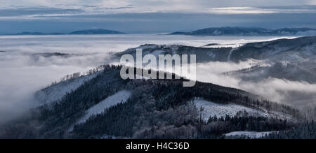 In inverno le montagne beskids panorama con misty da malinowska skala collina di Beskid Slaski montagne in Polonia Foto Stock