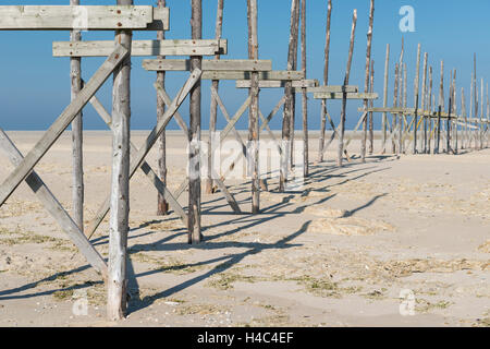 Vecchio pier il sandbar il Vliehors sull isola di Vlieland nei Paesi Bassi Foto Stock