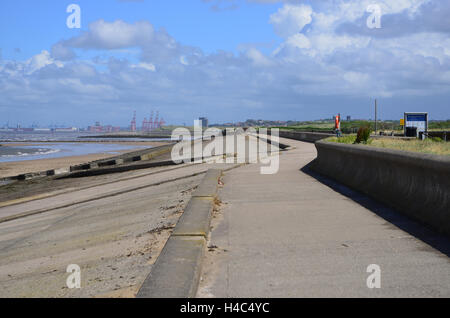 Regno Unito, Merseyside, Wirral, Wallasey terrapieno, Moreton Beach Foto Stock