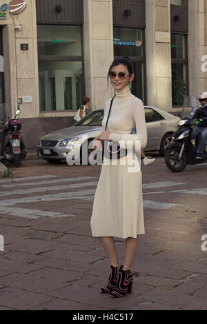 Milano Fashion Week Settembre 2016: famosa attrice cinese in piedi, come street style moda, a Ferragamo fashion show Foto Stock