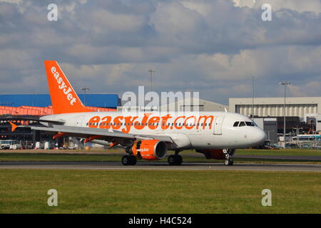 Compagnia aerea low-cost Easyjet Airbus A319 G-EZIM atterraggio all'Aeroporto London Luton, Regno Unito Foto Stock