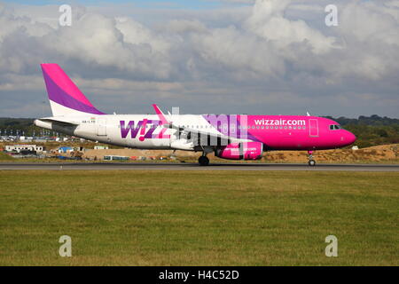 Wizz Air Airbus A320-200 HA-LYO l'atterraggio all'Aeroporto di Luton, Regno Unito Foto Stock