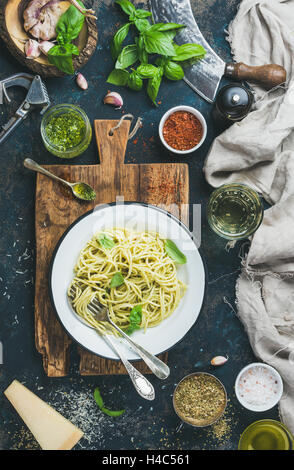 Spaghetti al pesto, parmigiano, il basilico e il vino Foto Stock