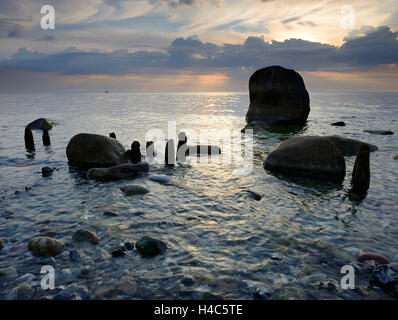 Blocchi irregolari di sunrise, Parco Nazionale Jasmund, isola di Rügen, Meclemburgo-Pomerania Occidentale, Germania Foto Stock