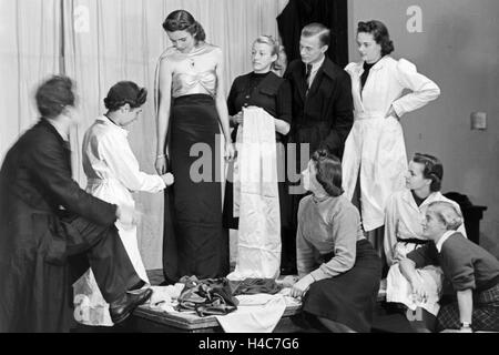 Ein Besuch der Modeschule von Wien, Deutsches Reich 1930er Jahre. Visitazione della scuola di moda a Vienna, Germania 1930 Foto Stock