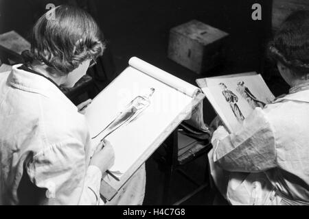 Ein Besuch der Modeschule von Wien, Deutsches Reich 1930er Jahre. Visitazione della scuola di moda a Vienna, Germania 1930 Foto Stock