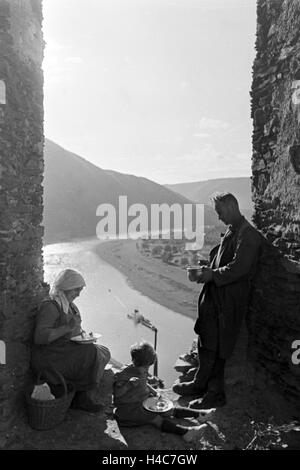 Winzer aus Beilstein bei der pausa im Weinberg, Deutschland 1930er Jahre. Viticoltore avente una pausa nella vigna hnis vicino Beilstein, Germania 1930 Foto Stock