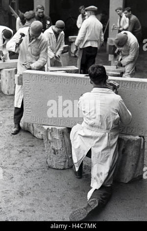 Auszubildende einer Steinmetzschule bei einer Übung, Deutsches Reich 1937. I partecipanti di un cesellatore scuola ad un tutorial, Germania 1937. Foto Stock