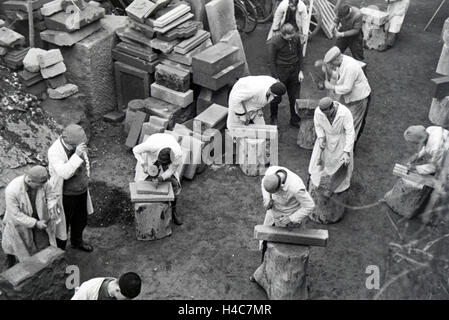 Auszubildende einer Steinmetzschule bei einer Übung, Deutsches Reich 1937. I partecipanti di un cesellatore scuola ad un tutorial, Germania 1937. Foto Stock