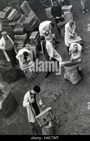 Auszubildende einer Steinmetzschule bei einer Übung, Deutsches Reich 1937. I partecipanti di un cesellatore scuola ad un tutorial, Germania 1937. Foto Stock