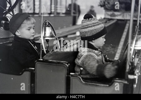 Ein kleiner Junge auf dem Weihnachtsmarkt, Deutsches Reich 1930er Jahre. Un ragazzino sul mercato di Natale, Germania 1930 Foto Stock