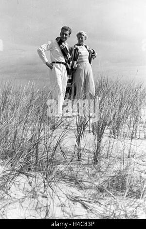 Urlauber am Strand an der Ostsee, Deutschland 1930er Jahre. I turisti sulla spiaggia del Mar Baltico, Germania 1930 Foto Stock