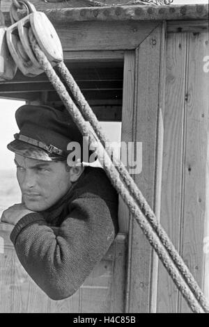 Ein Hochseefischer beobachtet die vedere, Deutschland 1930er Jahre. Deep sea fisherman controllo del mare, Germania 1930 Foto Stock