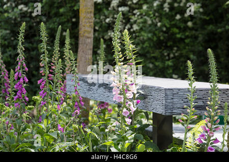 Sede realizzata da tagliati a mano ardesia impilati insieme. Il Brewin Dolphin giardino. RHS Chelsea Flower Show, 2015 Foto Stock