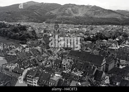 Ein Ausflug nach Freiburg im Breisgau, Deutsches Reich 1930er Jahre. Una escursione a Freiburg im Breisgau, Germania 1930 Foto Stock