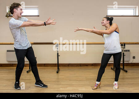 È sotto embargo per 0001 Sabato 15 Ottobre Strictly Come Dancing giovane Claudia Fragapane e il partner AJ Pritchard provate in uno studio di danza a Bristol. Foto Stock