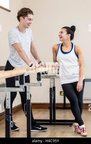 È sotto embargo per 0001 Sabato 15 Ottobre Strictly Come Dancing giovane Claudia Fragapane e il partner AJ Pritchard relax durante le prove in uno studio di danza a Bristol. Foto Stock