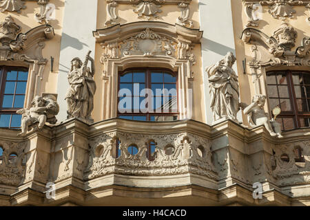 Facciata ornata dello storico palazzo universitario a Wroclaw old town, Polonia. Foto Stock