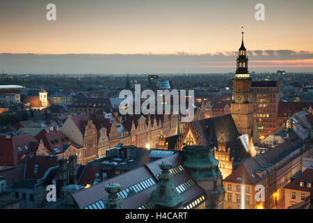 La notte scende a Wroclaw old town, Bassa Slesia, Polonia. Foto Stock