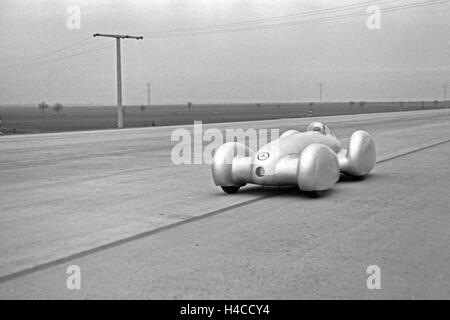 Mercedes Benz W 125 viene fornito con il tentativo di record mondiale sulla superstrada Frankfurt-Darmstadt herangerast, Germania 1930 vedere la Mercedes Benz W 125 velocizzando al record del mondo in una prova Frankfurt-Darmstadt autostrada, Germania 1930vedere. Foto Stock