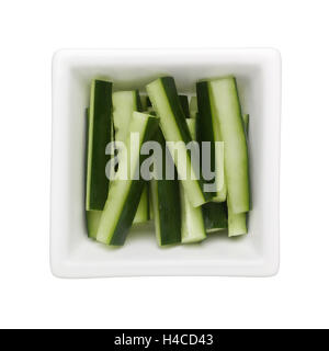 Giapponese bastoncini di cetriolo in un recipiente quadrato isolato su sfondo bianco Foto Stock