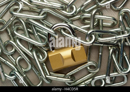 Un lucchetto circondato dalla catena di metallo Foto Stock