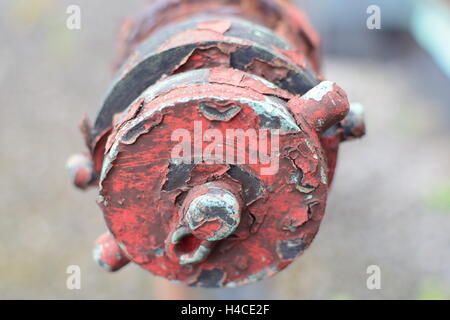 Vecchio arrugginito Weathered tubo drenante con pelato vernice rossa Foto Stock