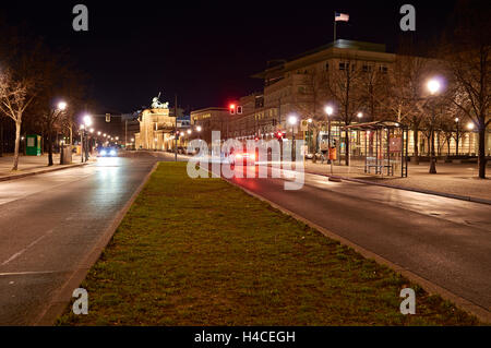 La Repubblica federale di Germania di Berlino, la Porta di Brandeburgo, la quadriga, night shot, U.S. Ambasciata, ambasciata americana Foto Stock