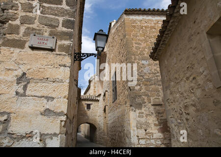 Strada di Baeza, Provincia di Jaen, Andalusia, Spagna Foto Stock