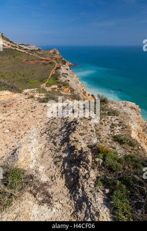 Impressioni del sentiero costiero all'Atlantico da Luz, di salpe lungo la suggestiva costa di roccia presso l'Atlantico nel Parque Natural do Sudoeste Alentejano e Costa Vicentina, Algarve, Portogallo, Europa Foto Stock