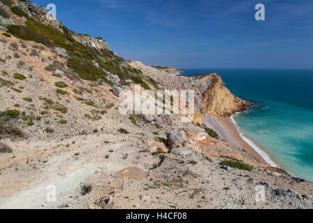 Impressioni del sentiero costiero all'Atlantico da Luz, di salpe lungo la suggestiva costa di roccia presso l'Atlantico nel Parque Natural do Sudoeste Alentejano e Costa Vicentina, Algarve, Portogallo, Europa Foto Stock