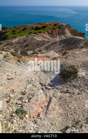 Impressioni del sentiero costiero all'Atlantico da Luz, di salpe lungo la suggestiva costa di roccia presso l'Atlantico nel Parque Natural do Sudoeste Alentejano e Costa Vicentina, Algarve, Portogallo, Europa Foto Stock