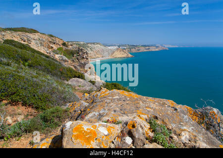 Impressioni del sentiero costiero all'Atlantico da Luz, di salpe lungo la suggestiva costa di roccia presso l'Atlantico nel Parque Natural do Sudoeste Alentejano e Costa Vicentina, Algarve, Portogallo, Europa Foto Stock