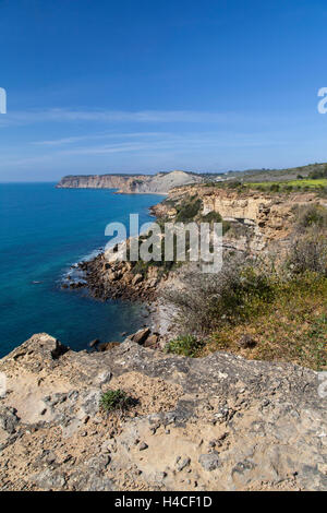 Impressioni del sentiero costiero all'Atlantico da Luz, di salpe lungo la suggestiva costa di roccia presso l'Atlantico nel Parque Natural do Sudoeste Alentejano e Costa Vicentina, Algarve, Portogallo, Europa Foto Stock