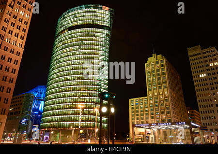 Germania, Berlino, Potsdamer Platz, DB Tower, notte Foto Stock