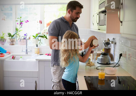 Padre e figlia frullati in cucina insieme Foto Stock